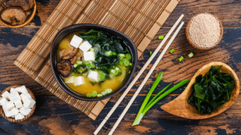 Mejora tu salud con una taza de sopa de miso