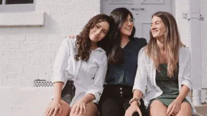 Descubre cómo el simple hábito de abrazar diariamente puede mejorar tu felicidad y autoestima, según estudios psicológicos recientes.