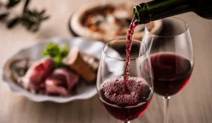 Desde tintos intensos hasta blancos ligeros, encuentra el vino de mesa ideal