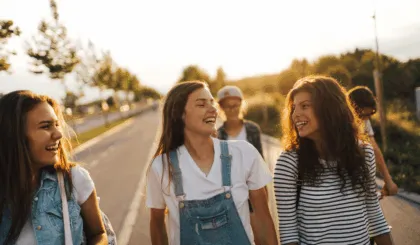 Las amistades en la adolescencia son más que compañeros; son el cimiento de una vida adulta saludable