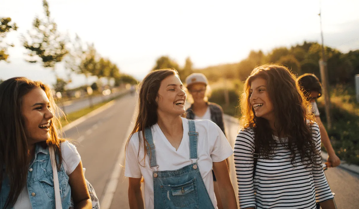 Las amistades en la adolescencia son más que compañeros; son el cimiento de una vida adulta saludable
