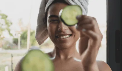 Descubre cómo el pepino reduce la inflamación y mejora el aspecto de las ojeras en pocos minutos.