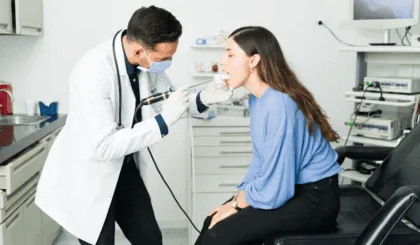 La faringitis estreptocócica es una infección bacteriana que afecta la garganta y las amígdalas. Es causada por la bacteria Streptococcus pyogenes (estreptococo del grupo A) y se caracteriza por inflamación, dolor intenso en la garganta y fiebre.