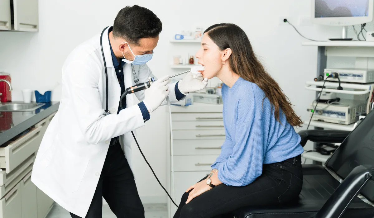 La faringitis estreptocócica es una infección bacteriana que afecta la garganta y las amígdalas. Es causada por la bacteria Streptococcus pyogenes (estreptococo del grupo A) y se caracteriza por inflamación, dolor intenso en la garganta y fiebre.