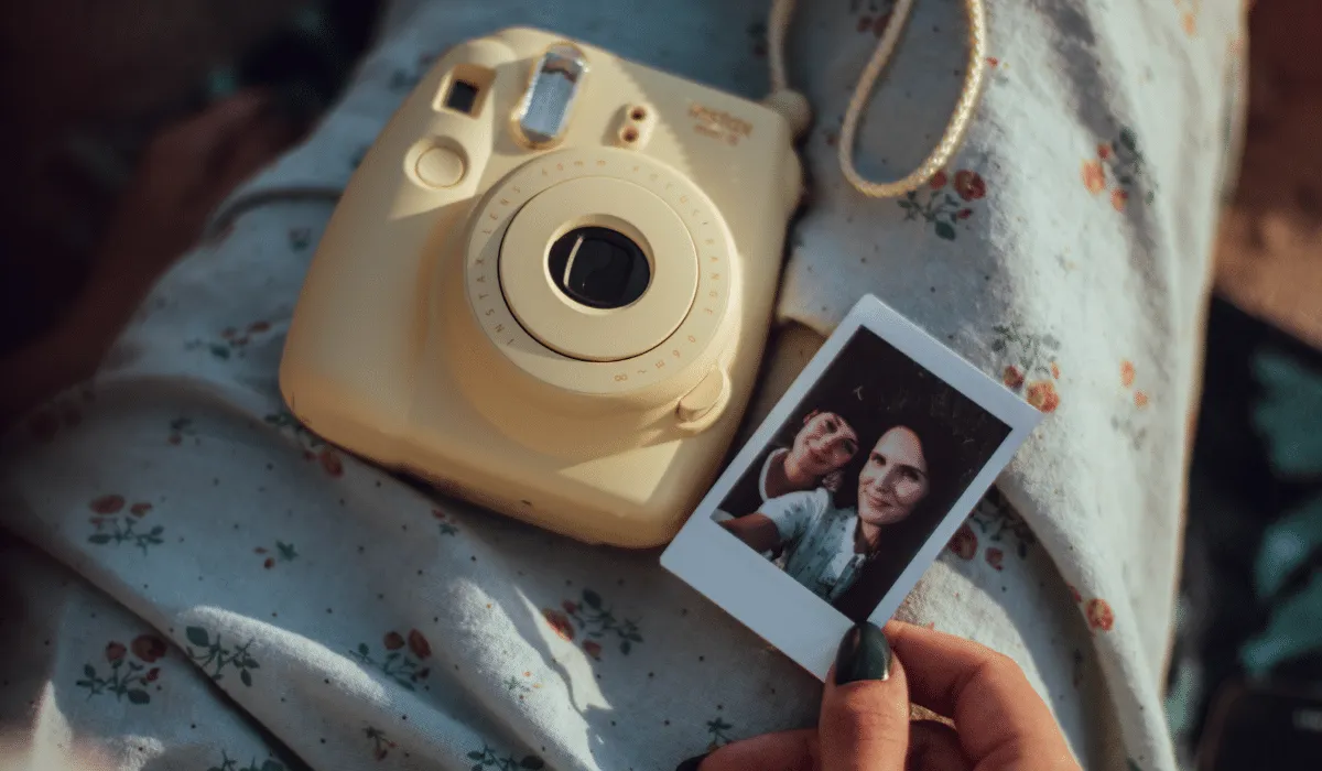 ¿Recuerdas la emoción de sostener una foto impresa? Instax te invita a capturar cada instante especial de manera auténtica ya vivir la belleza de la fotografía instantánea.
