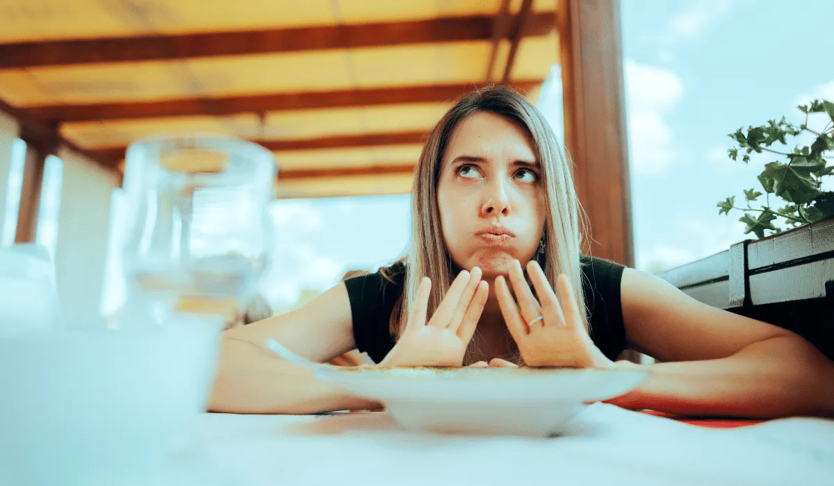 A menudo, en la búsqueda de resultados rápidos, se adoptan estrategias como saltarse las comidas, esperando que esto acelere la pérdida de peso