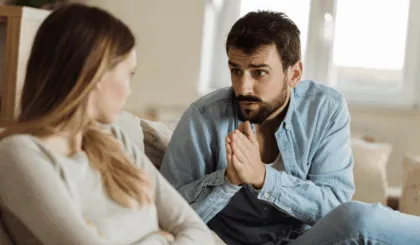 Deja de complacer a los demás y fortalece tus relaciones. Explora las causas, los efectos negativos y cómo establecer límites saludables.