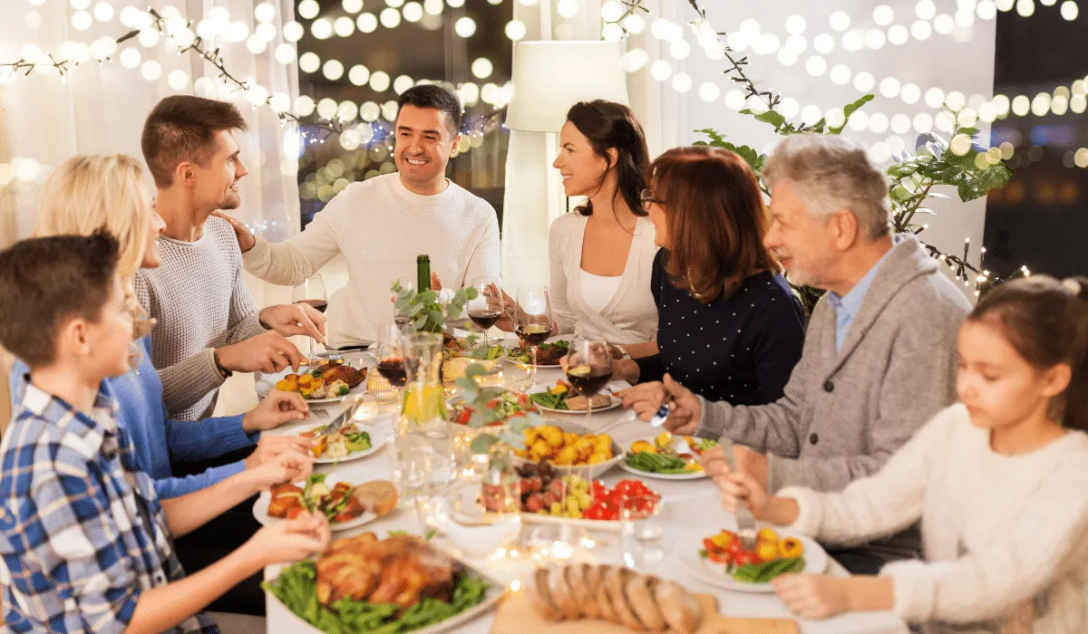 Aprende a disfrutar de las fiestas navideñas mientras controlas tu nivel de azúcar con estos 10 consejos prácticos para personas con diabetes.
