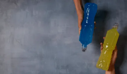 Los electrolitos son minerales esenciales, como el sodio, potasio, calcio, magnesio y cloruro, que ayudan a mantener el equilibrio de líquidos, regulan la presión sanguínea y favorecen la salud muscular y nerviosa.