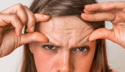 Descubre cómo el estrés psicológico acelera el envejecimiento de la piel y aprende estrategias científicas para protegerla de adentro hacia afuera.