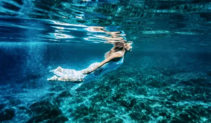 la Mente Azul nos ofrece un oasis de calma. Al conectar con el agua, reducimos el estrés y mejoramos nuestro bienestar.