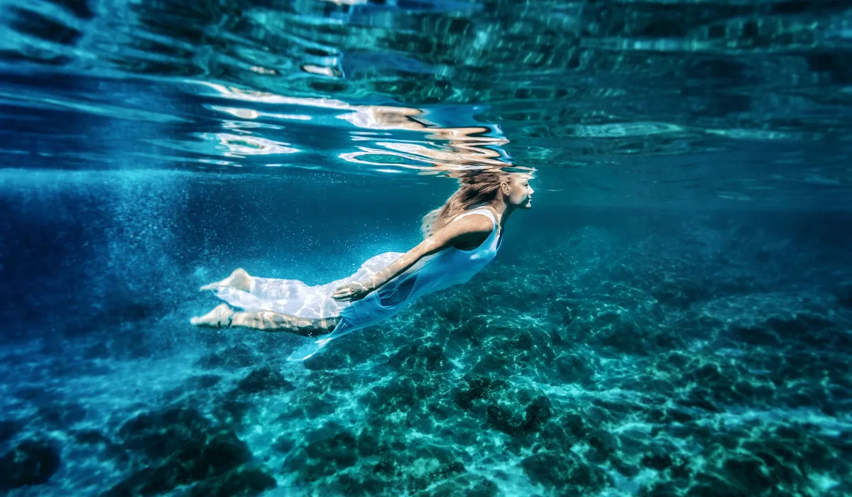 la Mente Azul nos ofrece un oasis de calma. Al conectar con el agua, reducimos el estrés y mejoramos nuestro bienestar.