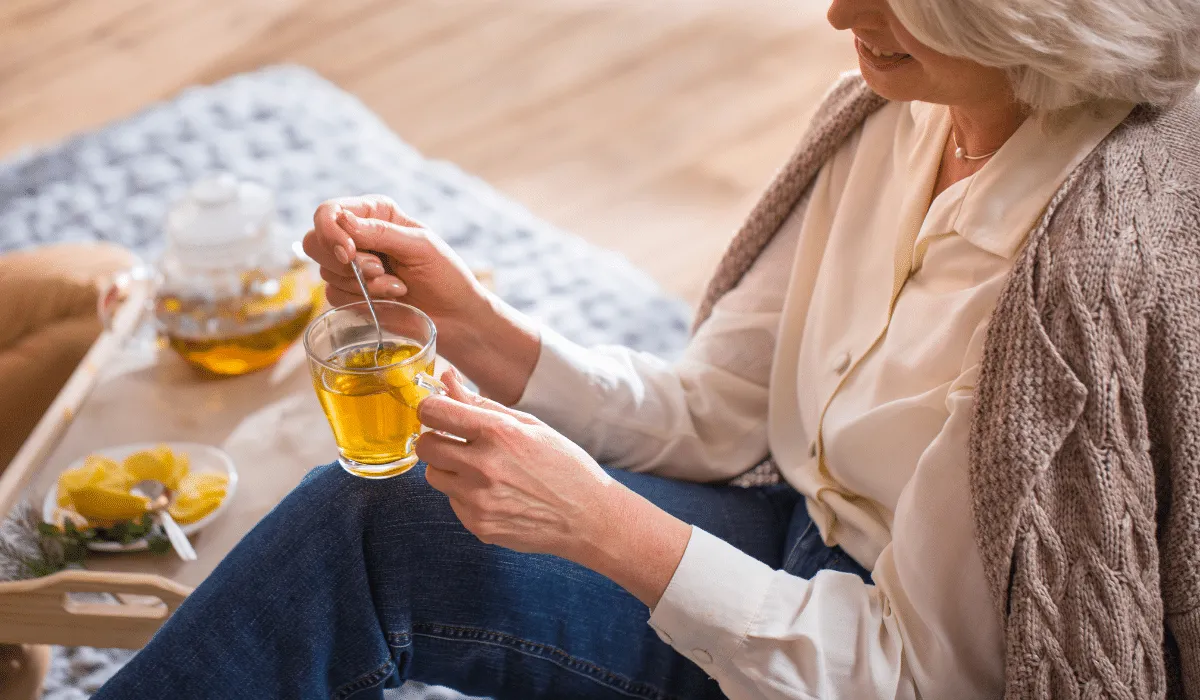 Descubre el té de jengibre y limón, recomendado por Harvard, para aliviar el dolor de forma natural.