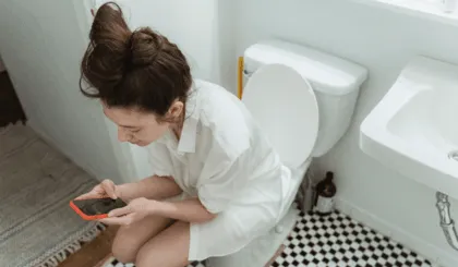 ¿Cuánto tiempo pasas en el baño? Descubre por qué es importante limitar el tiempo sentado y cuáles son los riesgos de hacerlo. Consejos prácticos para una buena salud intestinal.