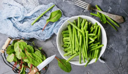 Estas verduras fortalecen los huesos y mejoran la circulación. Incluye ejotes, acelgas y espinacas en tu dieta.