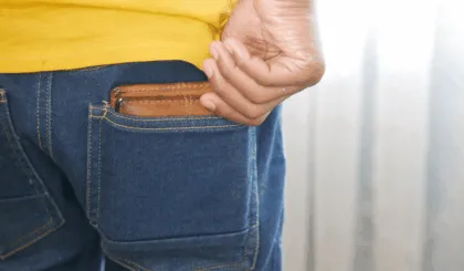 La razón de por qué no debes guardar la cartera en el bolsillo trasero del pantalón