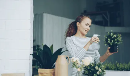 az una pausa en tu vida acelerada con el puttering: una técnica que prioriza tu bienestar a través de tareas relajadas y sin objetivos.