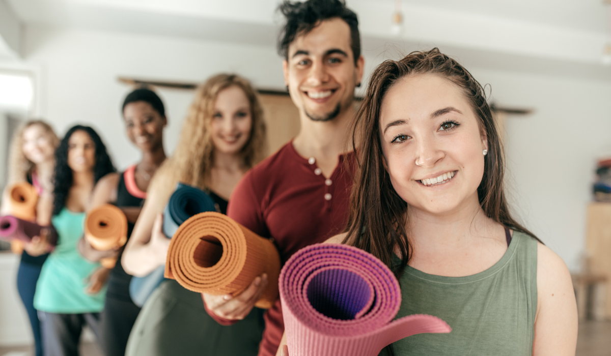 Combate la ansiedad de manera efectiva con el yoga. Descubre cómo esta práctica milenaria ayuda a los jóvenes a encontrar paz y serenidad.