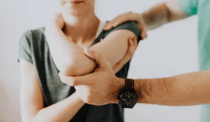 Cómo proteger tus articulaciones del frío con consejos prácticos y efectivos.