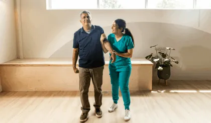 La fisioterapia es clave para prevenir complicaciones, mejorar la fuerza y brindar apoyo emocional a quienes viven con discapacidad.