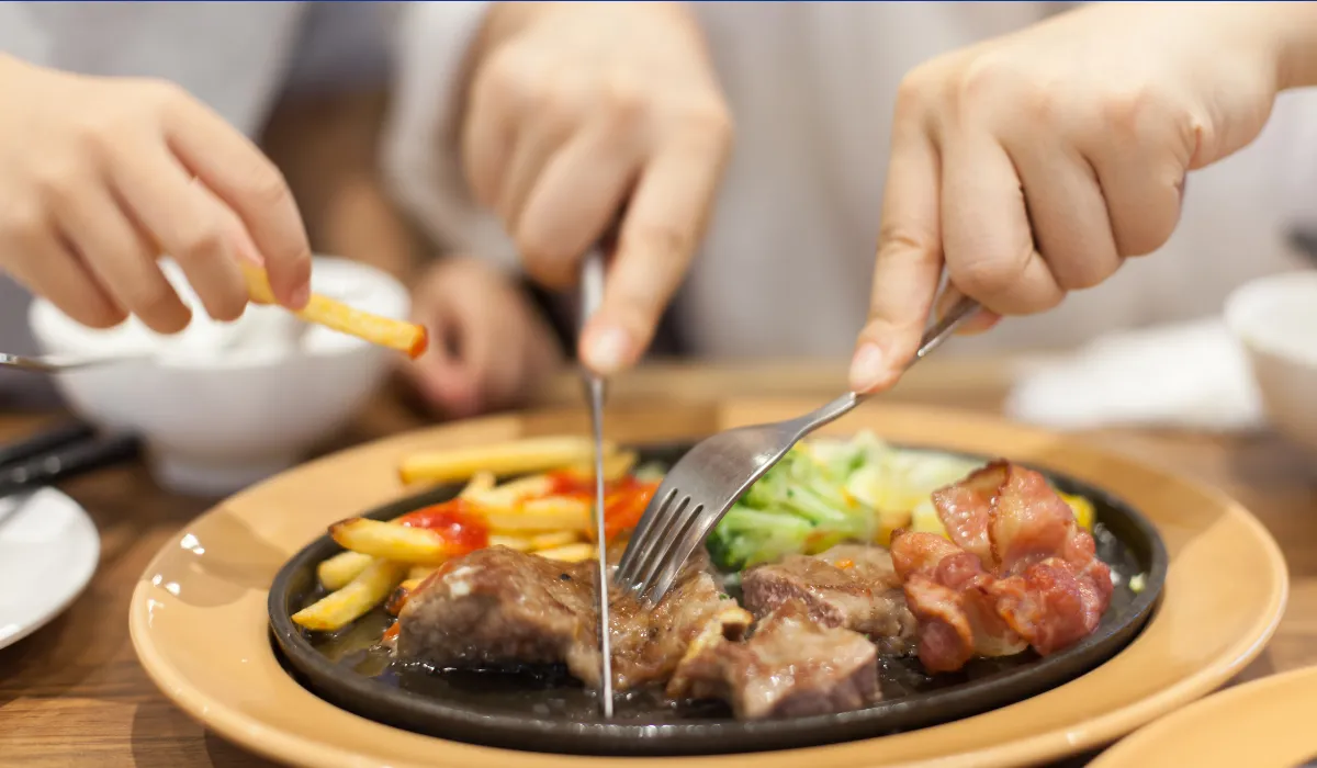 ¿Alguna vez te has preguntado si la hora a la que cenas podría estar afectando tu salud? Según el reconocido neurólogo y especialista en bienestar, el doctor Conrado Estol, adelantar el horario de la cena puede traer beneficios significativos para el organismo. Aunque las costumbres culturales y los estilos de vida nos llevan a cenar tarde, es crucial entender cómo los horarios influyen directamente en nuestra salud física y mental. Así que la pregunta es: ¿a qué hora deberíamos cenar?