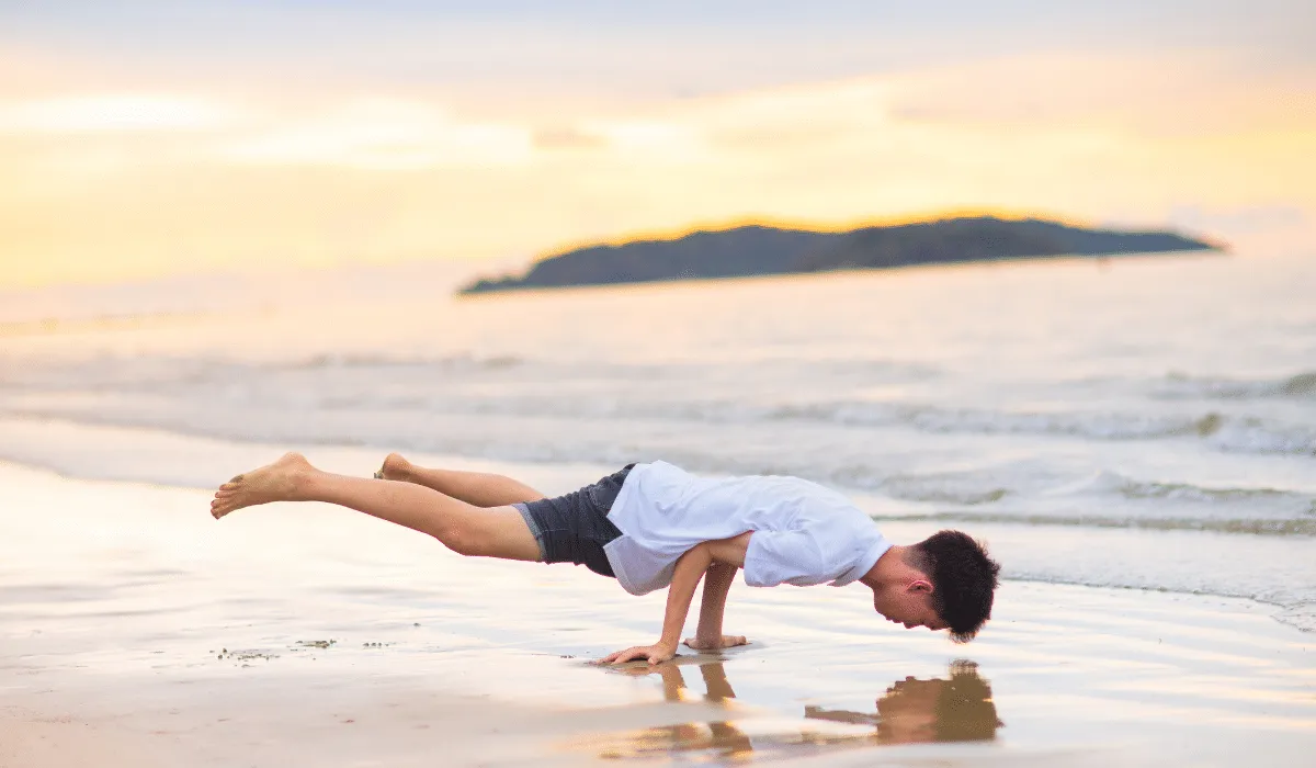 La calistenia es un método de entrenamiento de fuerza que se basa en el uso del peso corporal para realizar ejercicios que involucran todo el cuerpo