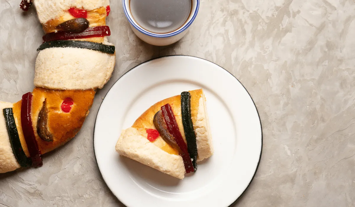 ¿Sabías que la Rosca de Reyes tiene raíces medievales? Descubre su historia, simbolismo y cómo se disfruta en México.