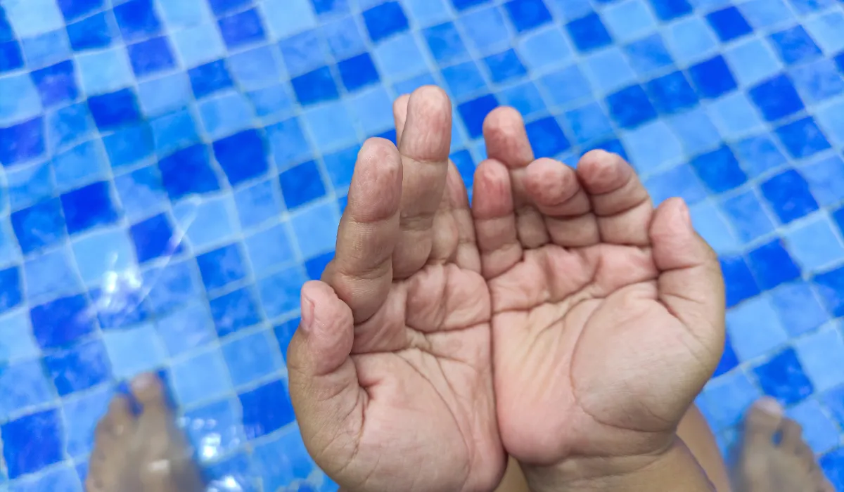 Por qué se hacen los dedos arrugados en el agua