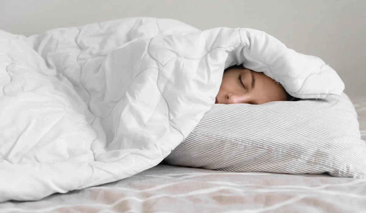 dormir bajo una manta