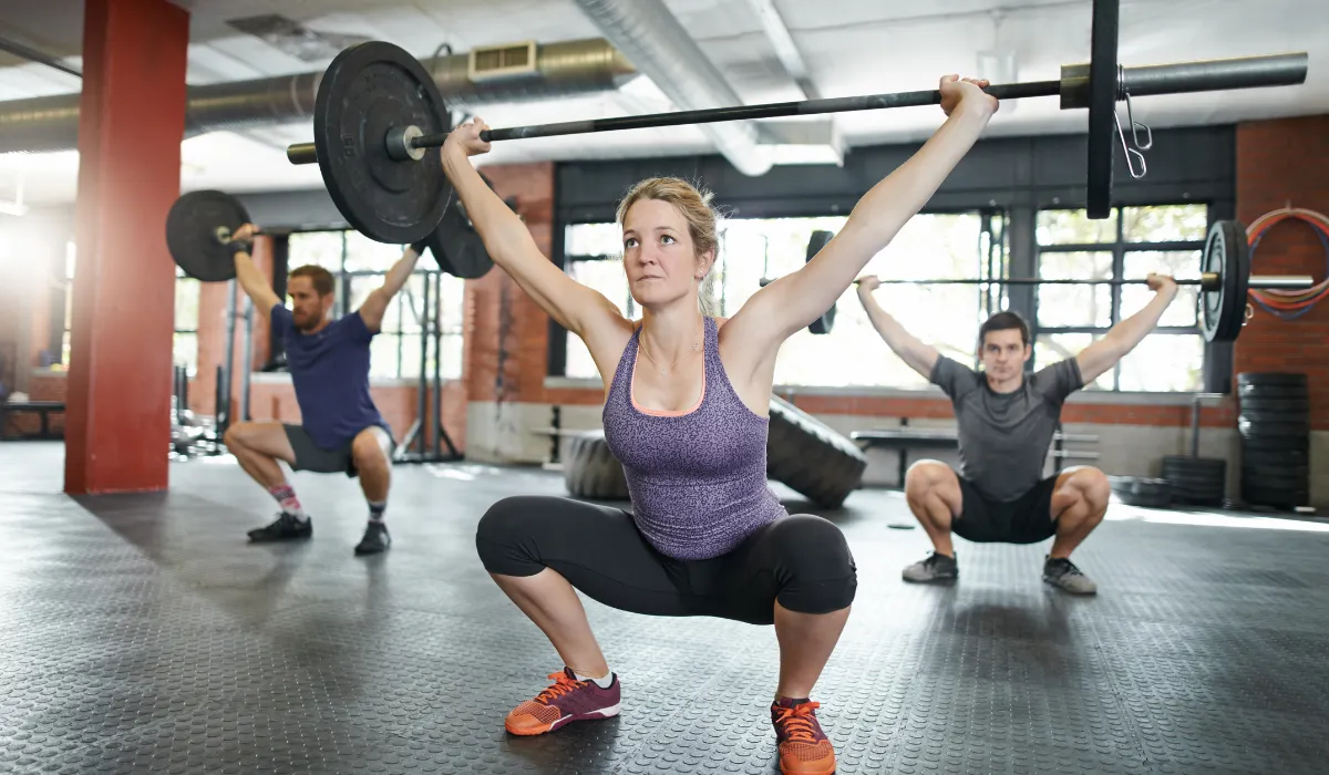 ¿Entrenamiento de fuerza o proteínas? Aprende qué es más efectivo para desarrollar músculos después de los 50 años.