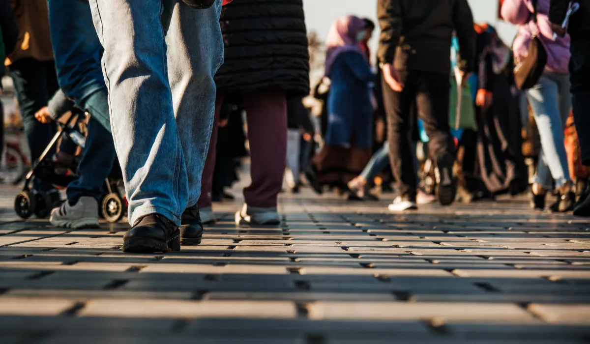 Descubre por qué caminas chueco y cómo factores como el desbalance muscular o el calzado afectan tu marcha.