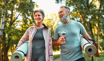 Investiga las evidencias científicas que demuestran el impacto positivo del ejercicio en la longevidad y la salud de los adultos mayores.