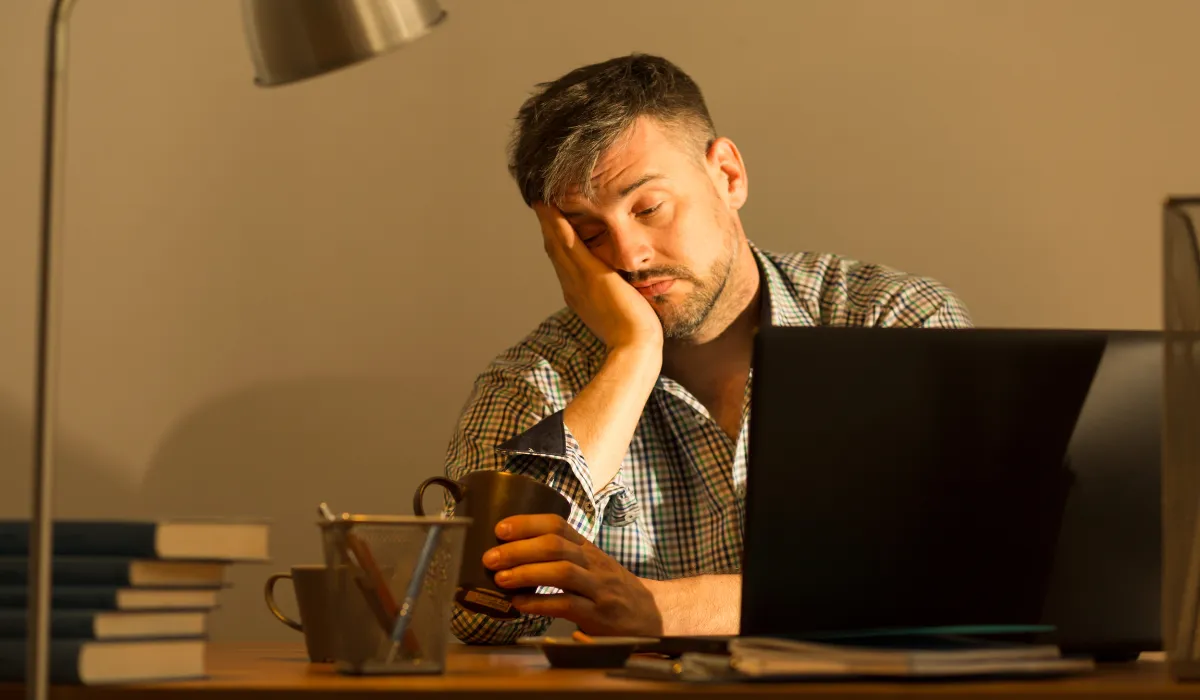 Dormir menos de 6 horas es como estar ebrio en la oficina