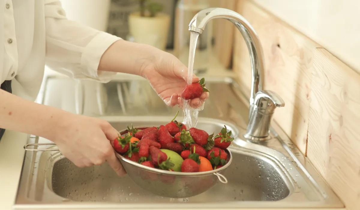 ¿Sabías que las fresas pueden contener pesticidas dañinos? Conoce los riesgos y cómo proteger tu salud