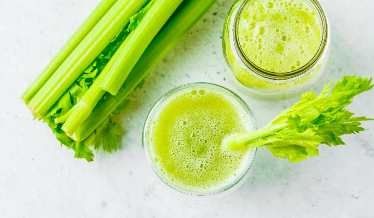 El jugo de apio se ha vuelto popular, pero ¿realmente es beneficioso? Descubre sus ventajas, riesgos y cómo consumirlo de forma segura.
