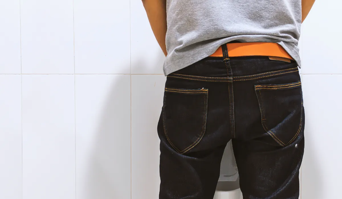 orinar sentado o de pie puede influir en la salud masculina. Aprende cuándo es mejor sentarse y cuándo no importa.