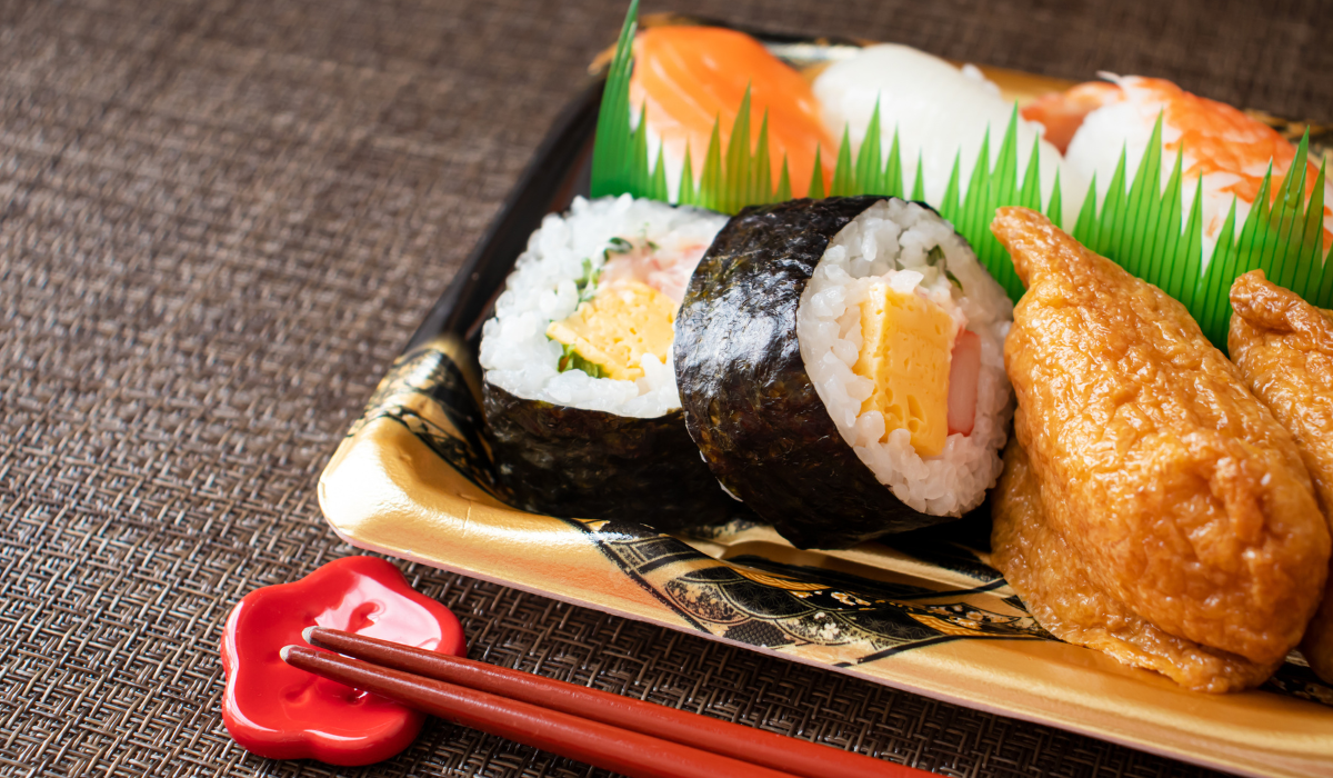 La hierba de sushi, o baran, cumple funciones importantes en la presentación de la comida japonesa.