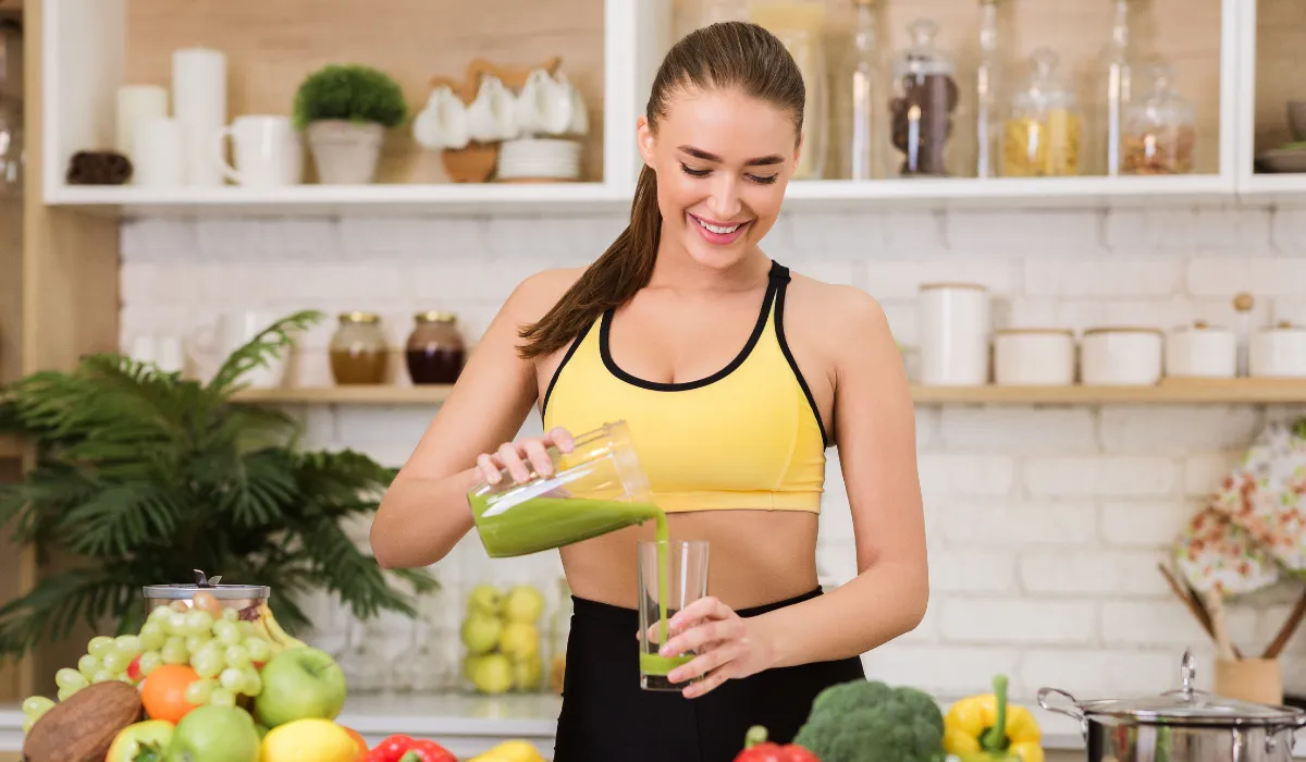 ¿Tomar jugo verde todos los días es saludable? Descubre los riesgos y cómo moderar su consumo para cuidar tu bienestar.