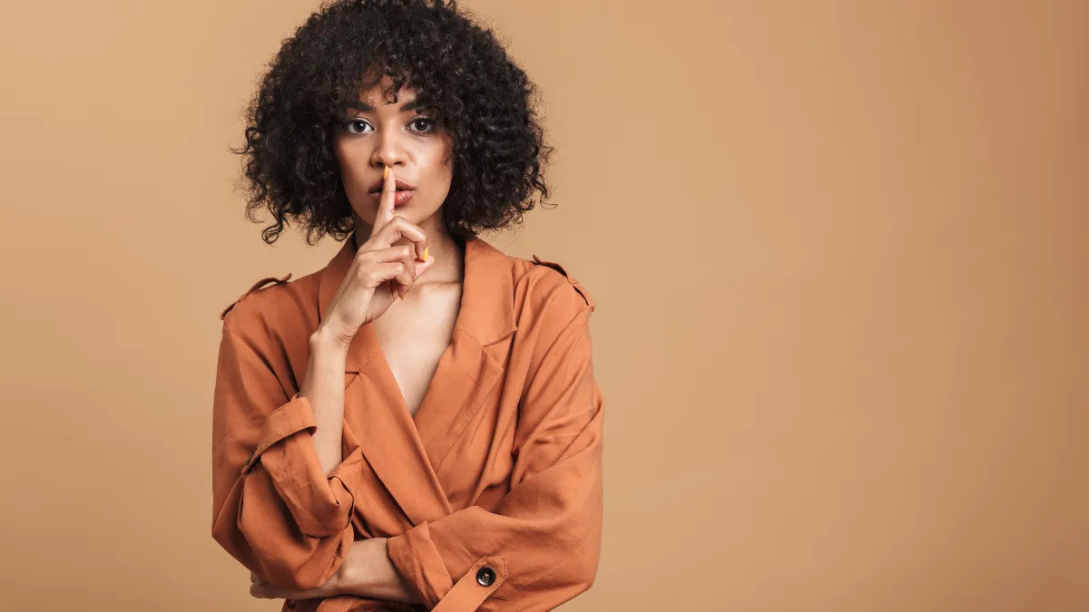 Domina el arte de callar: técnicas psicológicas para mejorar tus relaciones y evitar conflictos.