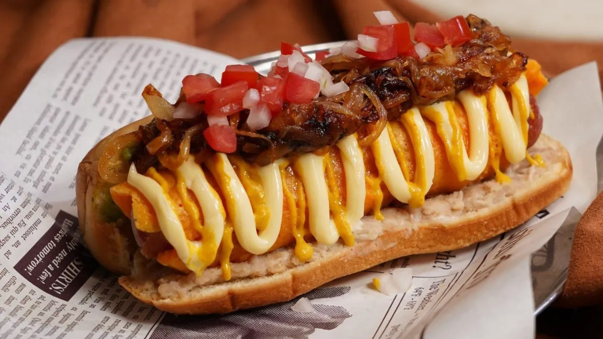 Dogo norteño con Mimolette: la receta que une cuatro gastronomías en un solo bocado. ¡Prepáralo en casa y disfruta!