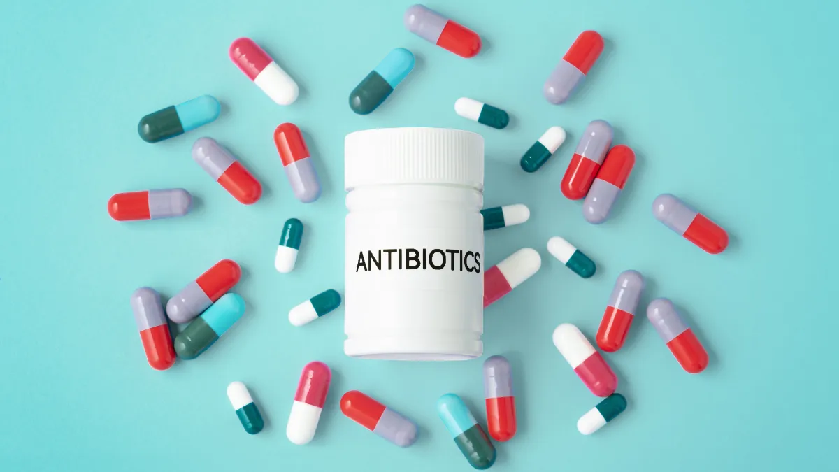 antibióticos causan estreñimiento, Conoce la relación entre antibióticos y estreñimiento. Un experto comparte consejos para cuidar tu salud digestiva mientras tomas medicación.