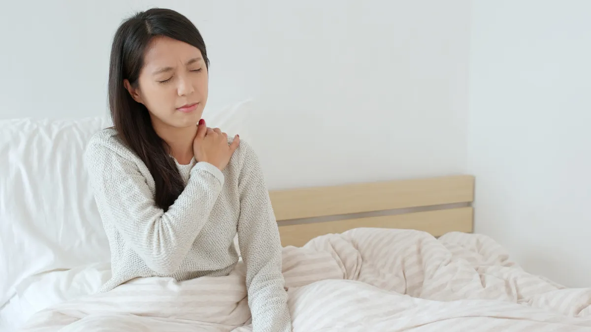 Alivia el dolor de hombro nocturno con estos consejos prácticos