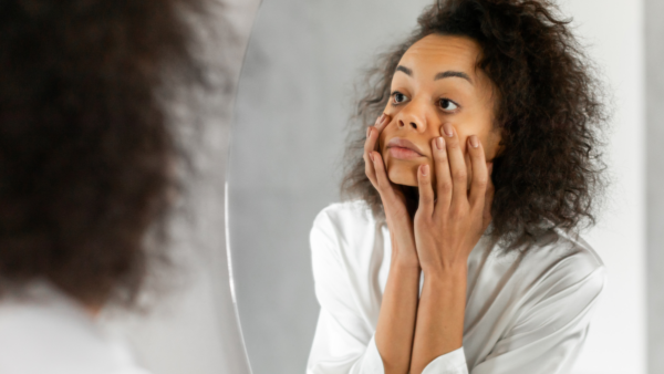 Ojos hinchados al despertar: Descubre las 11 causas médicas y soluciones avaladas por dermatólogos