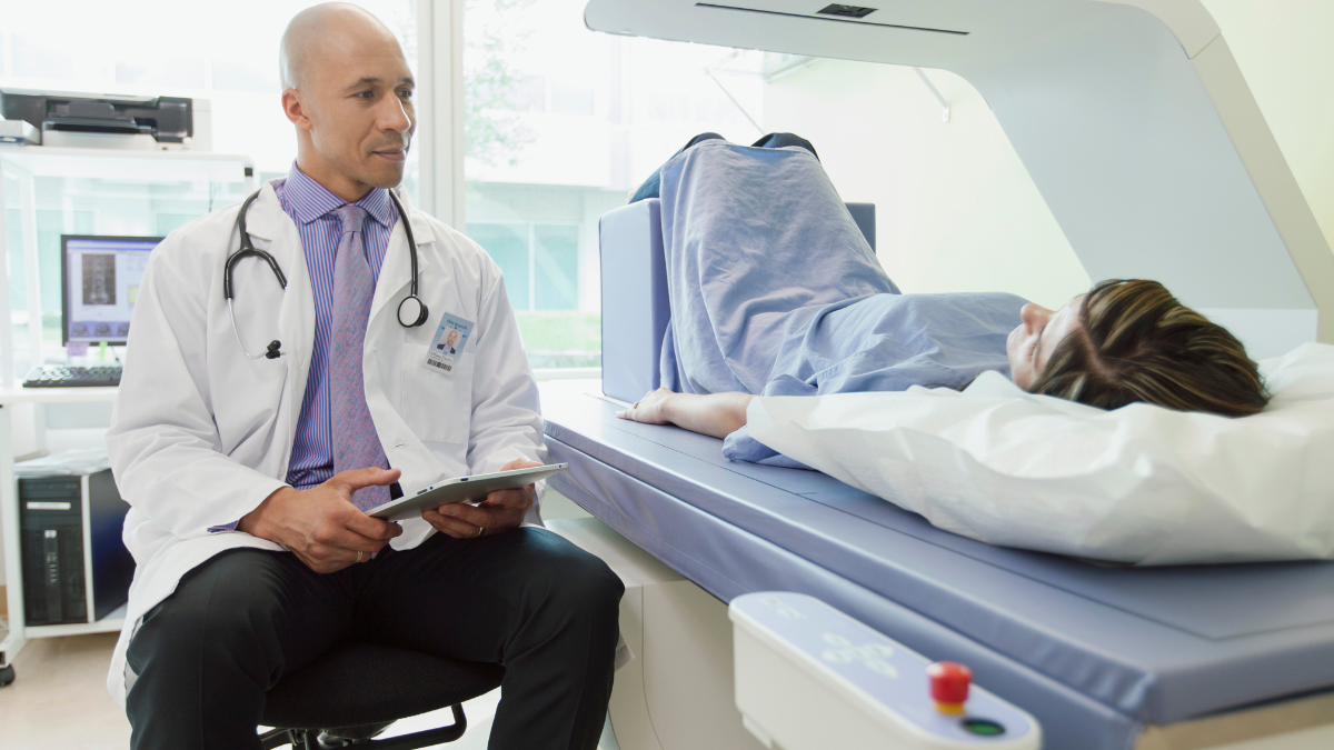 ¿Puedes recuperar la densidad ósea? Lo que debes saber a partir de los 60 años