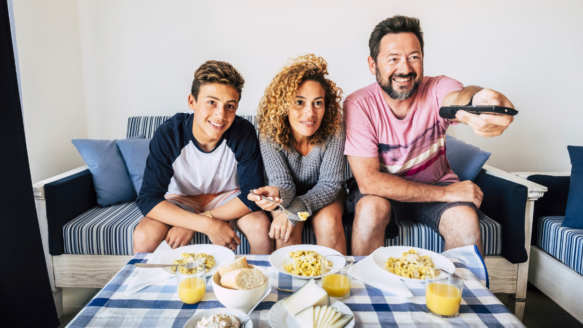 ¿Comes mientras ves series? El 'mindful eating' podría cambiar tu salud