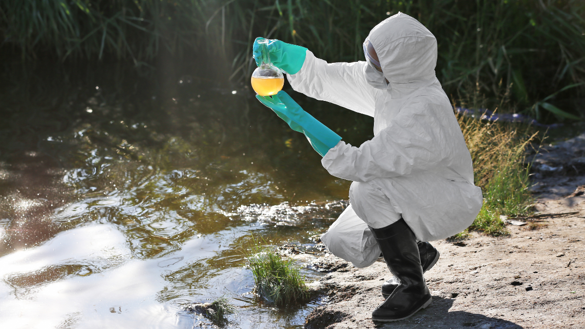 Todo lo que necesitas saber sobre contaminantes emergentes en el agua, su presencia en México y acciones para prevenir su impacto.