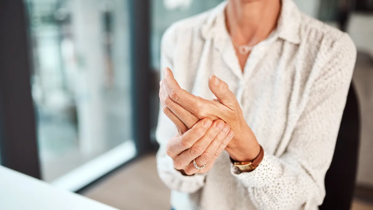 Aprende a diferenciar la artritis de la artrosis: causas, síntomas y tratamientos recomendados por especialistas.