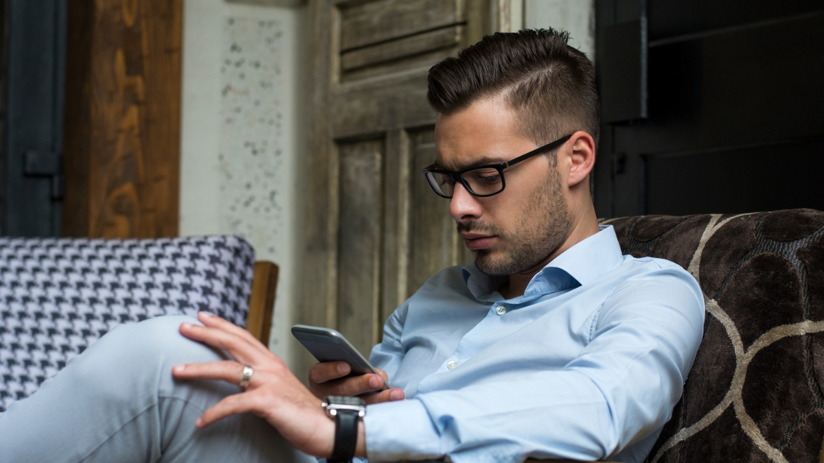 ¿Dolor de cuello por usar el celular? Podrías tener 'cuello de texto'