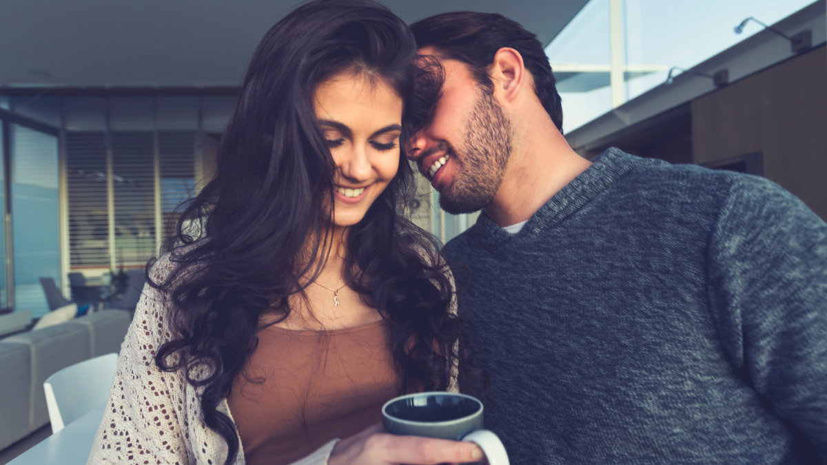 Coqueteo con humor: el secreto de la seducción real