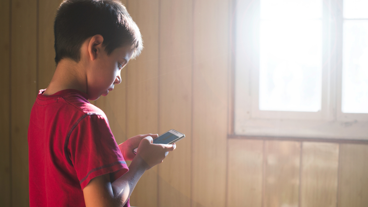 Celulares en la infancia: Riesgos que van más allá de la pantalla